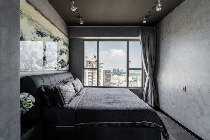 تتمتع غرفة النوم بإطلالة مباشرة على النهر