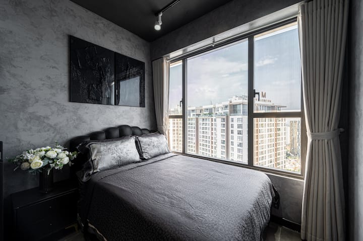 تتمتع غرفة النوم بإطلالة مباشرة على النهر