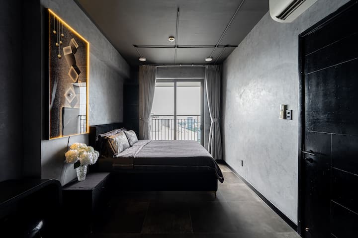 تتمتع غرفة النوم بإطلالة مباشرة على النهر وشرفة في الخارج