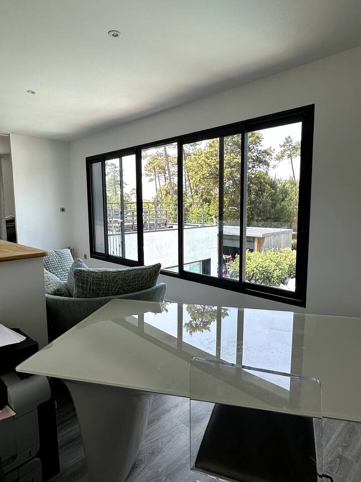 la habitación 4 consta de un escritorio arriba y una cama de 140 cm 
la habitación está abierta