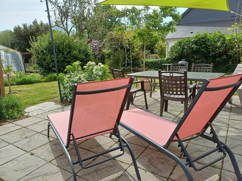 Quiet in the countryside between Land/Sea – Rated 4*