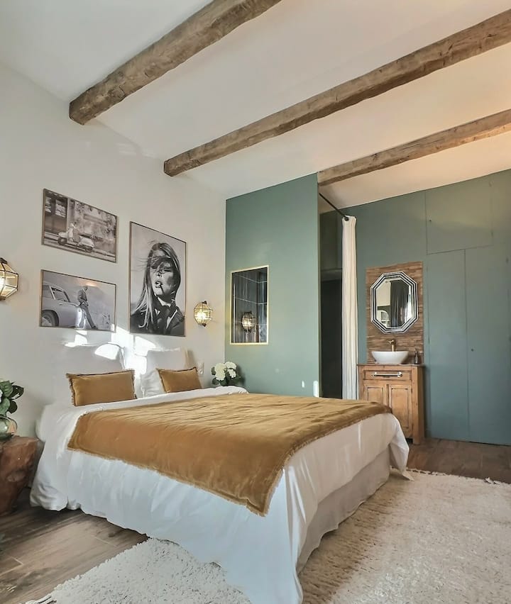 Katika chumba cha kulala cha 2, chumba cha kuogea kimewekewa samani na sehemu ndogo ya sinki, bafu lililofichwa kwa busara nyuma ya turubai na choo chake mwenyewe kwa ajili ya starehe na faragha zaidi.