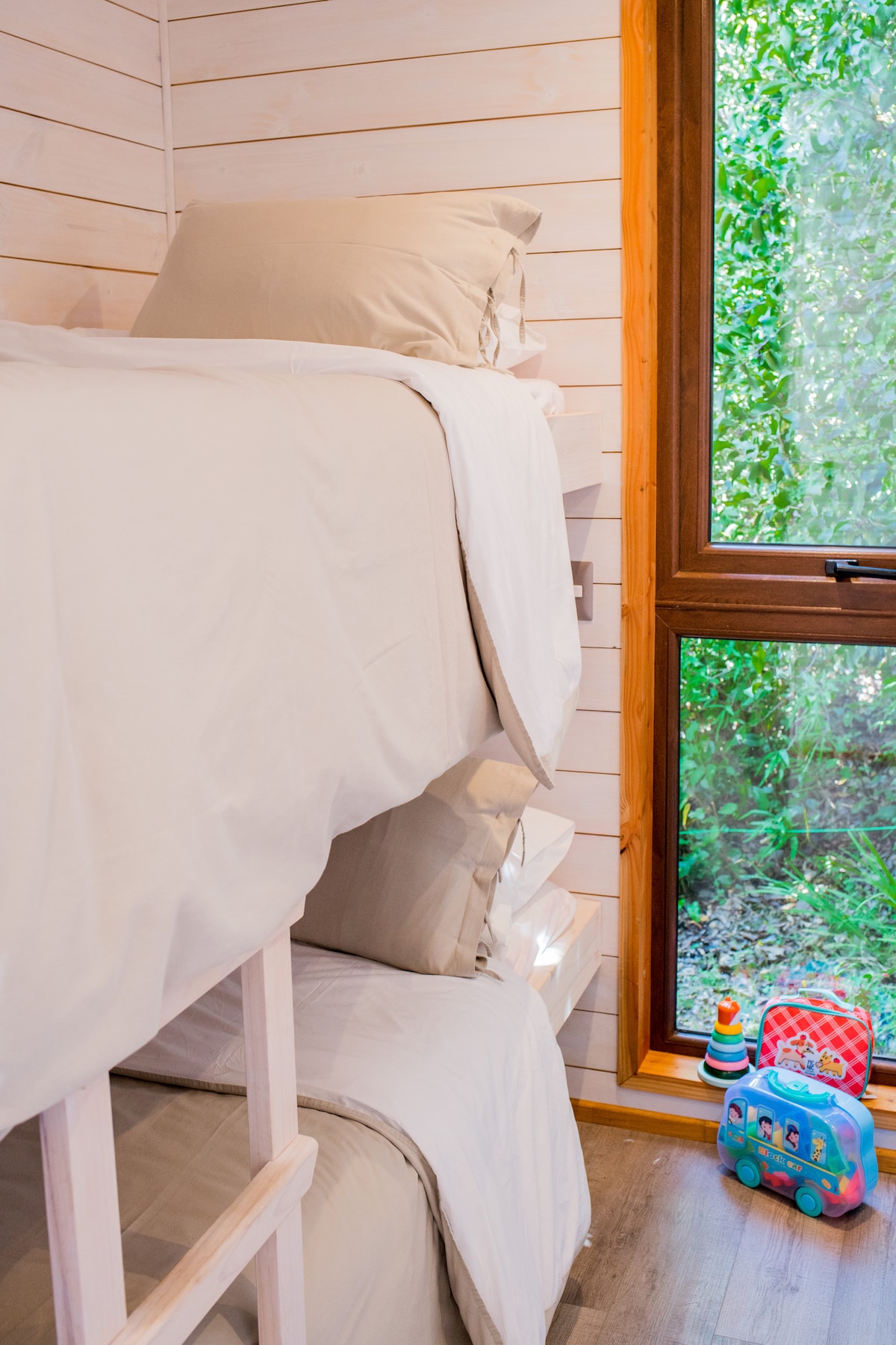 La segunda habitación tiene un camarote de una plaza, especialmente pensado para niños o adolescentes. También cuenta con una barra escritorio perfecta para trabajar o simplemente dibujar o jugar. 