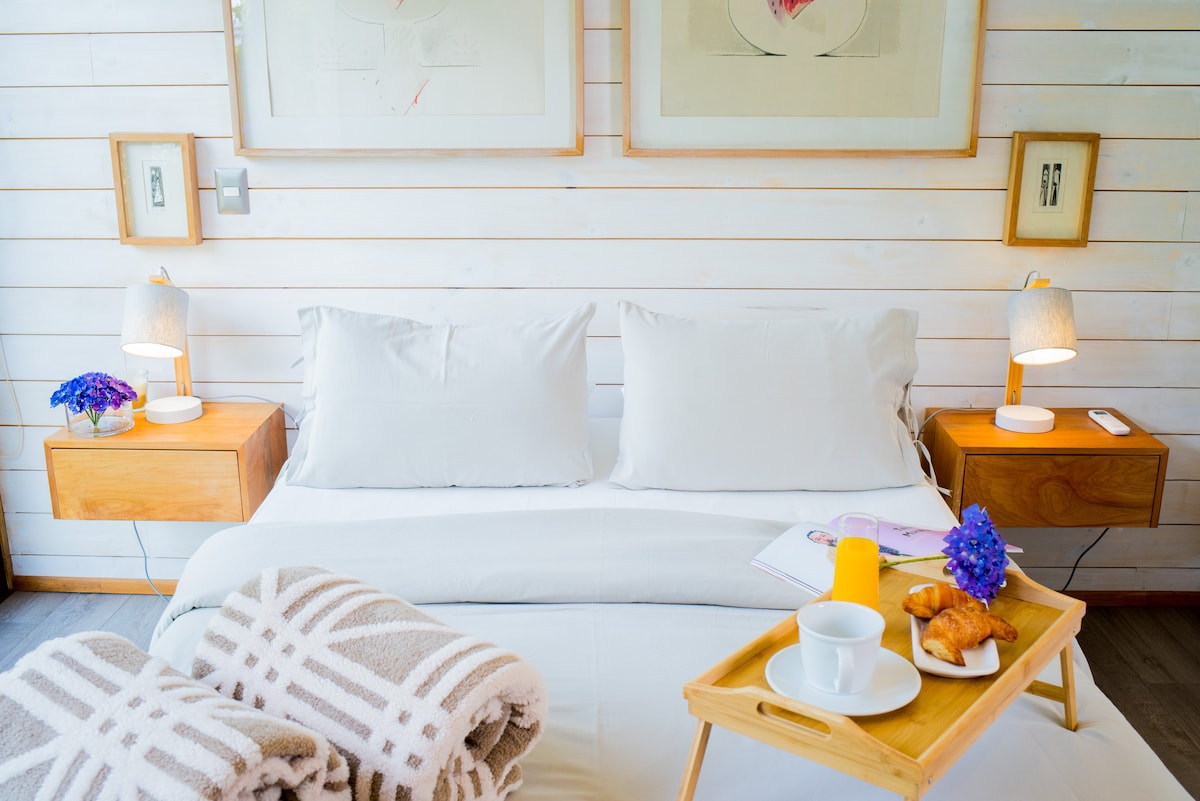 La habitación principal cuenta con una cama de dos plazas, plumón,  almohadas mullidas, todo lavado y planchado profesionalmente.  Además televisión conectada a cable y ventanas con acceso a la terraza que permiten ver la grandeza del exterior.