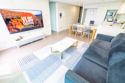 NEW 47th floor Luxury 3BR/2BA • 1 Min to Station