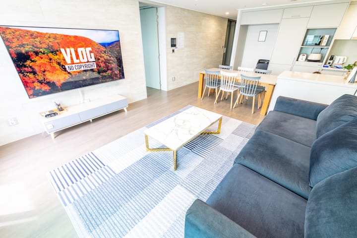 NEW 47th floor Luxury 3BR/2BA • 1 Min to Station