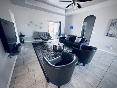 Saffron's Silver House (Garage access!)