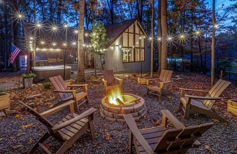 Modern Cabin: Hot Tub,  Arcade, FirePit, Pets+Pool