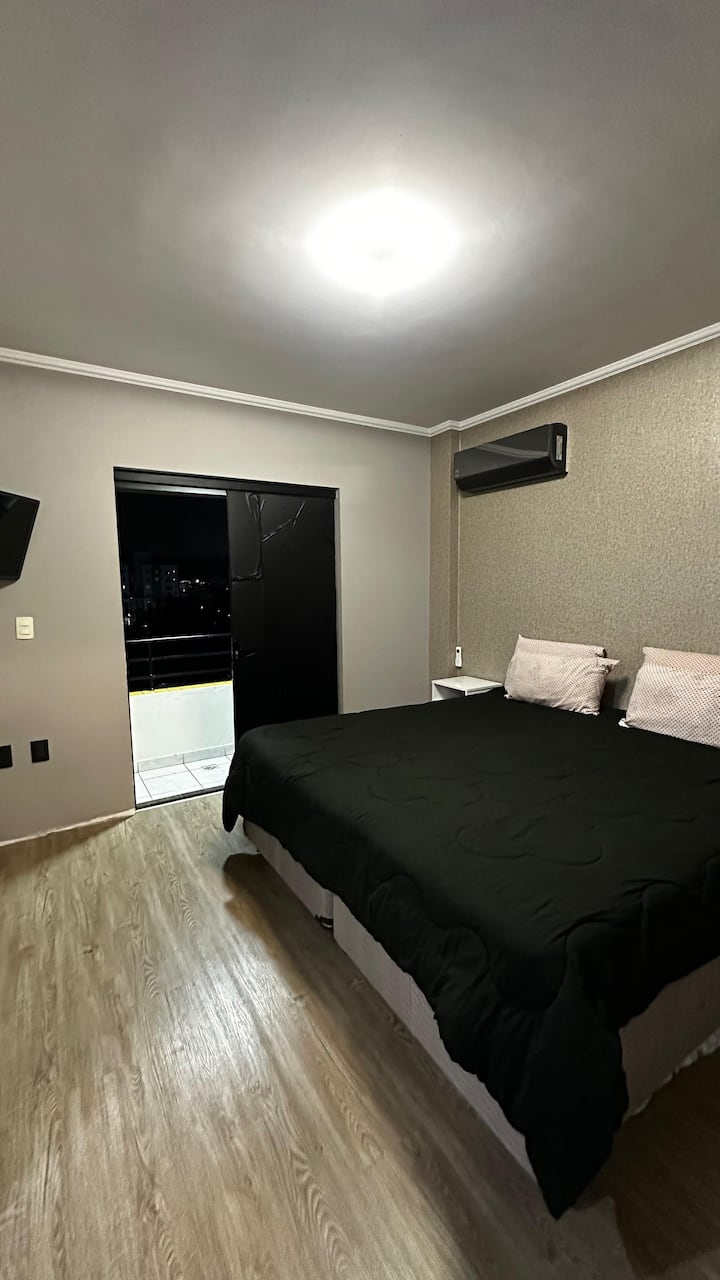 Vila iliyo na kitanda aina ya king, kiyoyozi cha BTU 12000, taa nyeupe au njano, televisheni ya 32", sakafu ya vinyl ya thermoacoustic, roshani ya kujitegemea iliyo na mwonekano wa jiji na mlima, kabati la nguo, wahudumu 2 wa bubu na, ikiwa imewekewa nafasi, hadi magodoro 4 ya mtu mmoja sakafuni.
