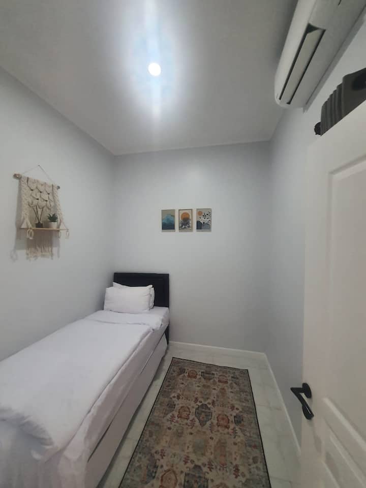 חדר השינה הזה נמצא למעלה, הוא קטן יותר ויש בו 2 מיטות יחיד עם מערכת הזזה/דחיפה. מצויד במתקני מיזוג אוויר וקרוב לחדר הרחצה וחדר הכביסה למעלה.