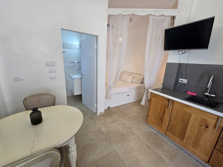 Chumba cha Warumi kilicho na bafu na choo cha kujitegemea