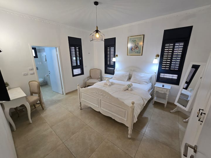 Royal Suite ambayo ina bafu la kujitegemea na choo