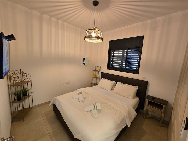 Chumba cha Sapphire kina chumba cha wazazi, chumba cha watoto na bafu na choo