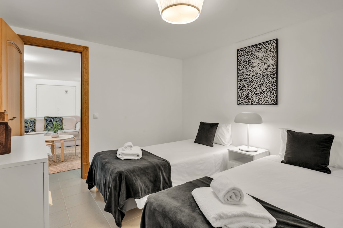 Habitació soterrani 1: dos llits individuals, decoració neta.