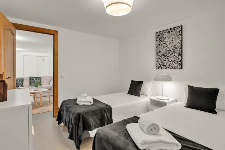 Zirzəmi Otağı 1 - İki birnəfərlik çarpayı, təmiz bəzək.