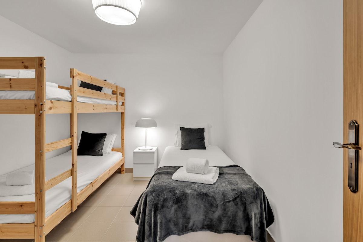 Habitació soterrani 2: un llit individual i una llitera. 