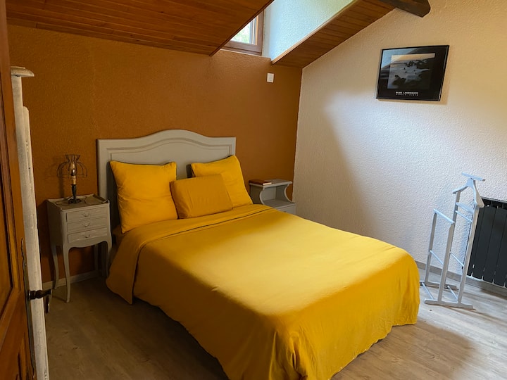 ⭐ Le Haut du Lac
⭐ Chambre avec lit double 

Appartement géré par la conciergerie Axéenne Hôstalin.
