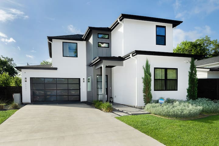 Luxe Home w/ Heated Pool, Hot Tub, Kitchen, Games gallery image 2