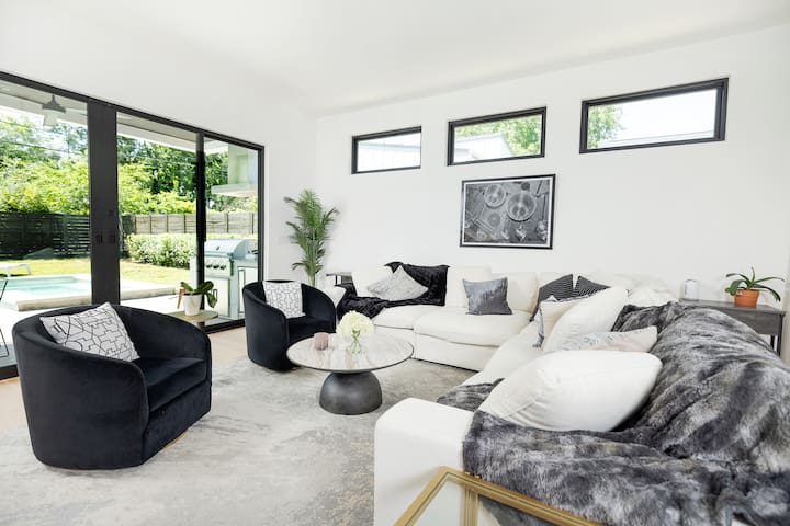 Luxe Home w/ Heated Pool, Hot Tub, Kitchen, Games gallery image 3