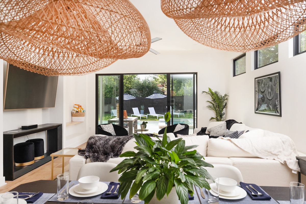 Top performing Airbnb: Luxe Home w/ Heated Pool, Hot Tub, Kitchen, Games in Garrison Park