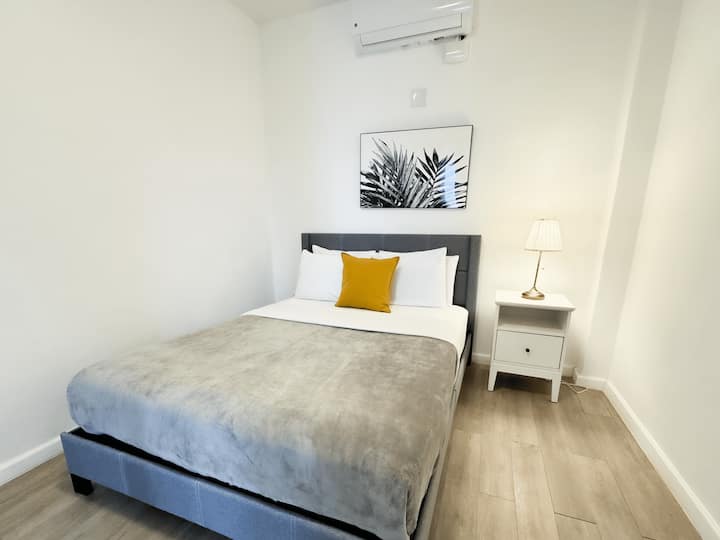 ️ Уютна стая с двойно легло queen size, оборудвана с меки чаршафи за спокойна почивка. Нощното шкафче, придружено от топла лампа, създава интимна и перфектна атмосфера, в която да се отпуснете преди сън.