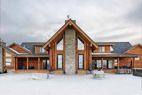 Lux Log Cabin - Epic Views, Huge Patio, & Hot Tub!