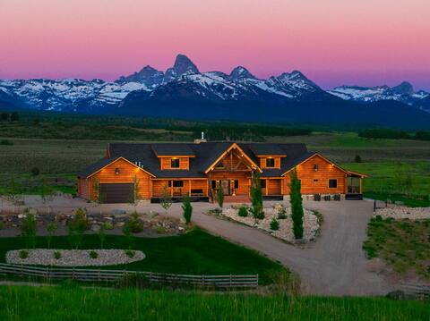 Majestic Log Cabin, Stunning Teton Views & Hot Tub
