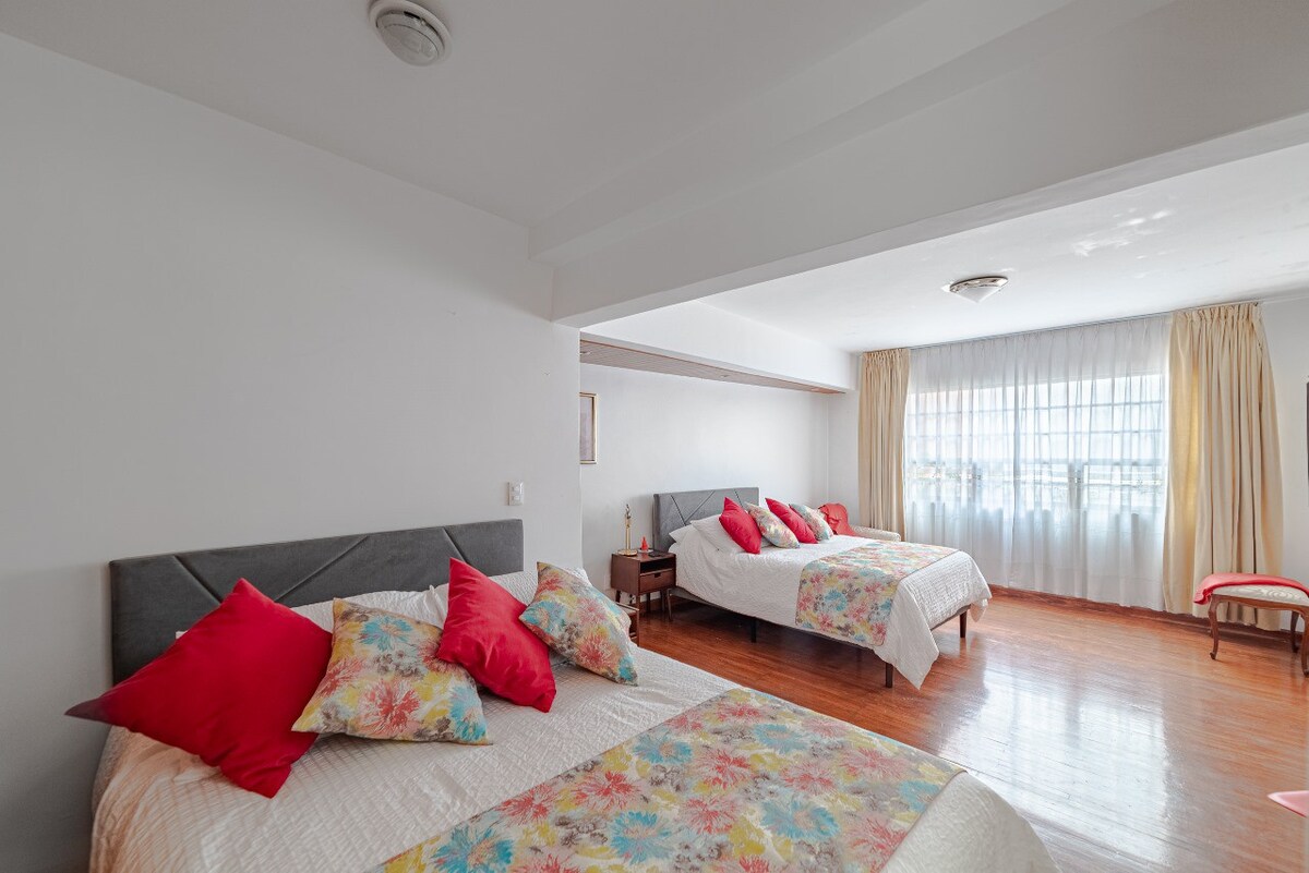 เตียงใหญ่ 2 เตียง
เตียงเดี่ยว 1 เตียงในกรณีที่มีผู้เข้าพักคนที่ 5 
ห้องน้ำ ตู้เสื้อผ้าขนาดใหญ่ ทีวี เครื่องปรับอากาศ โต๊ะทำงาน เก้าอี้นวมสบาย... ไม่มีอะไรขาดหาย