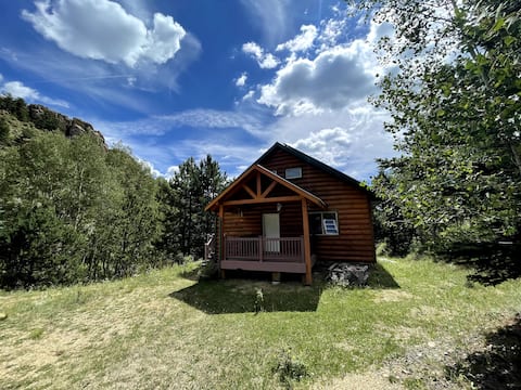 Canyon Cabin Escape – Creek, Pond & Mountain Views