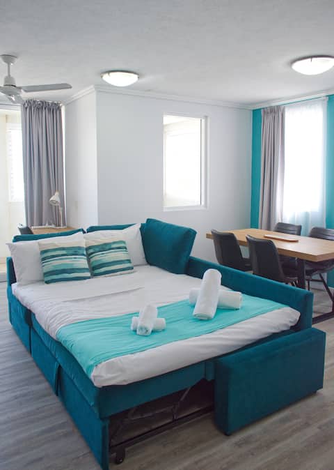 Popular Airbnb listing: Sunset King Apartment, Parking, Pool & AC in Cairns City