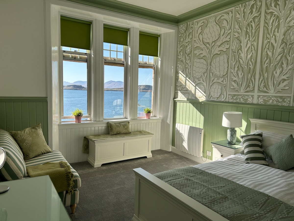Dhomë gjumi kryesore me pamje nga Gjiri Oban