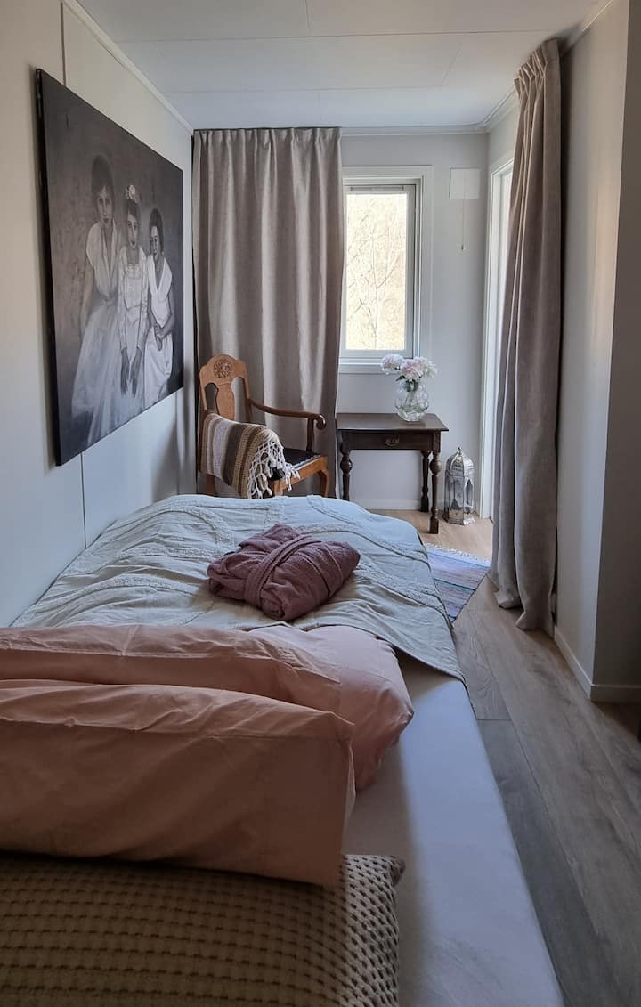 El dormitorio 2 se puede alquilar por una tarifa adicional. La habitación tiene una entrada desde el departamento y tiene una cama con un ancho de 1,20cm. La habitación es un edificio nuevo que se terminó de mayo al 24 de mayo.