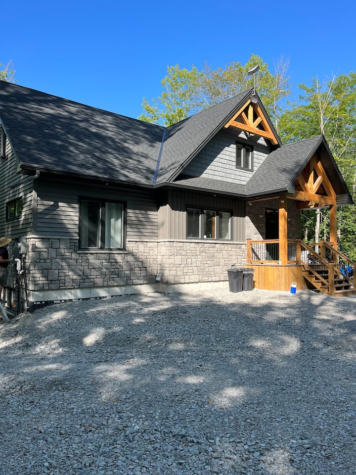 4 Season Private Cottage on Gloucester Pool
