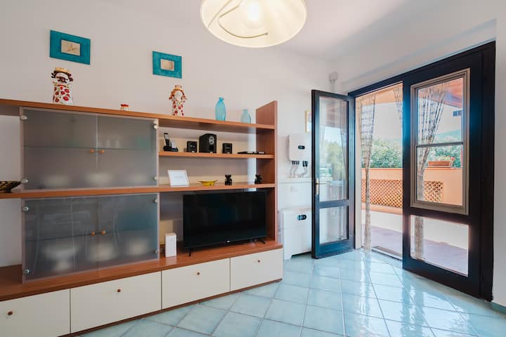 Këndi i ndenjjes/rafti i librave me televizor inteligjent 