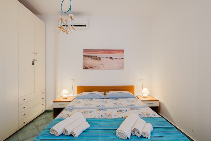 Dhomë gjumi kryesore me krevat dopio "king", gardërobë të madhe dhe ajër të kondicionuar