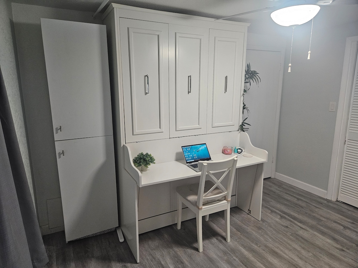 Murphyho posteľ s úplne novým matracom z pamäťovej peny. Skladá sa do písacieho stola. 