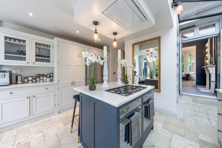 Charming Riverside Townhouse | Garden in Chiswick gallery image 2