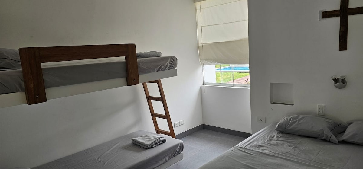 tweepersoonsbed en 2 eenpersoonsbedden met badkamer 