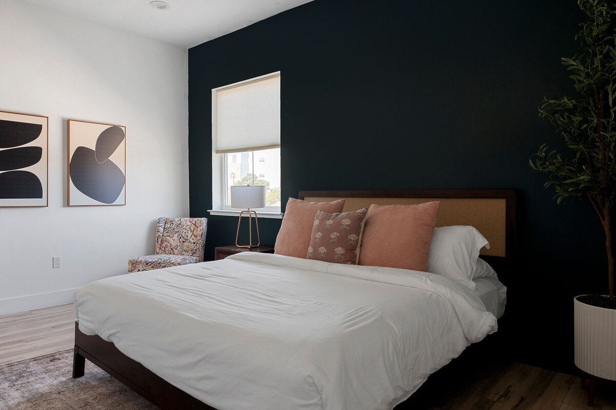 Kjo dhomë gjumi është e guximshme, por e rehatshme! Një krevat dopio "king" për të fjetur me yje deti, perde të errëta për ëndrra të thella dhe një televizor inteligjent për t 'u çlodhur. Banja ngjitur? Vetëm disa hapa larg, sepse maskat e fytyrës në mesnatë nuk duhet të ndihen si një udhëtim!