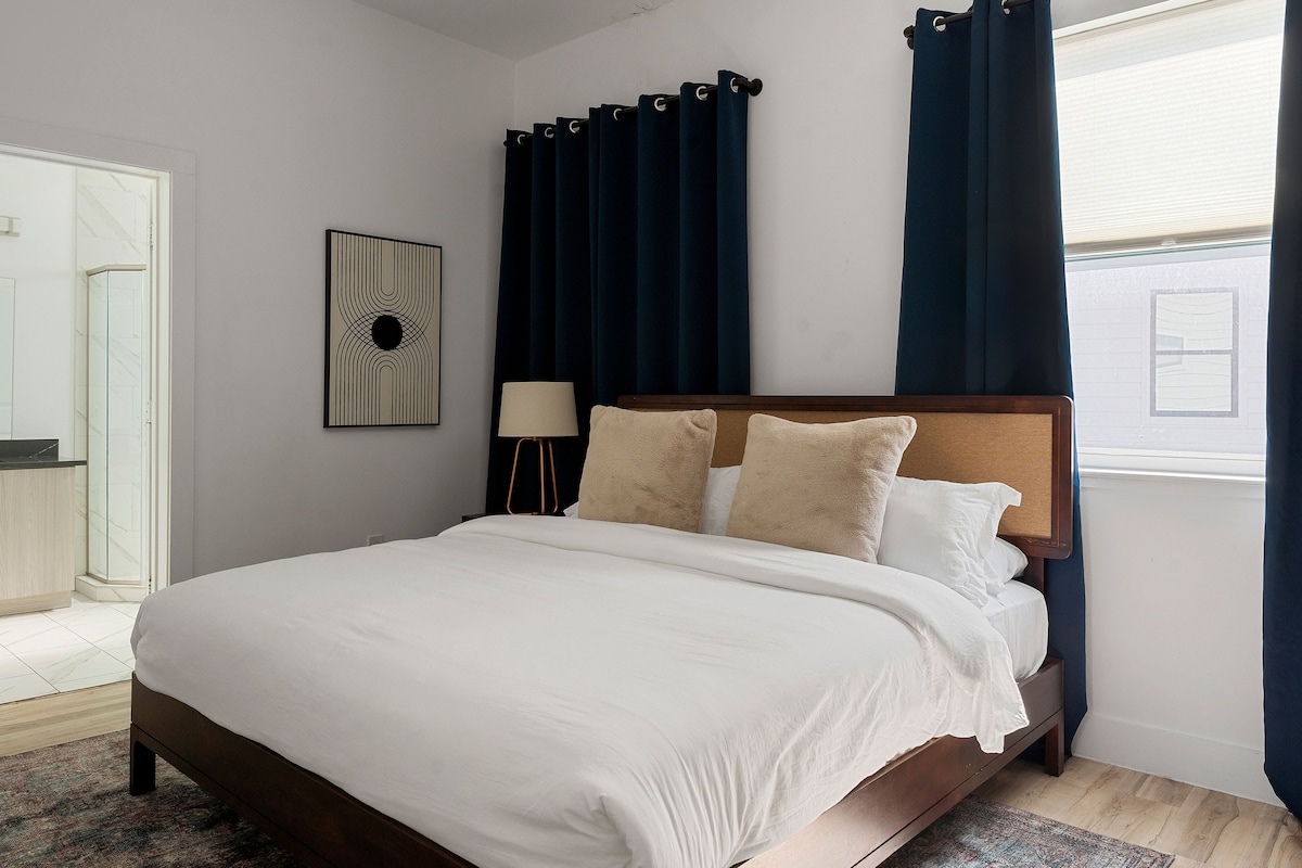 Kjo dhomë gjumi është një vend i shenjtë për të fjetur! Një krevat dopio "king" i përshtatshëm për familjen mbretërore, perde të errëta për letargji dhe një televizor inteligjent për shikimin e stilit. Banja ngjitur? Vetëm disa hapa larg, sepse luksi do të thotë të mos ecësh kurrë shumë larg me pizhamet e tua!