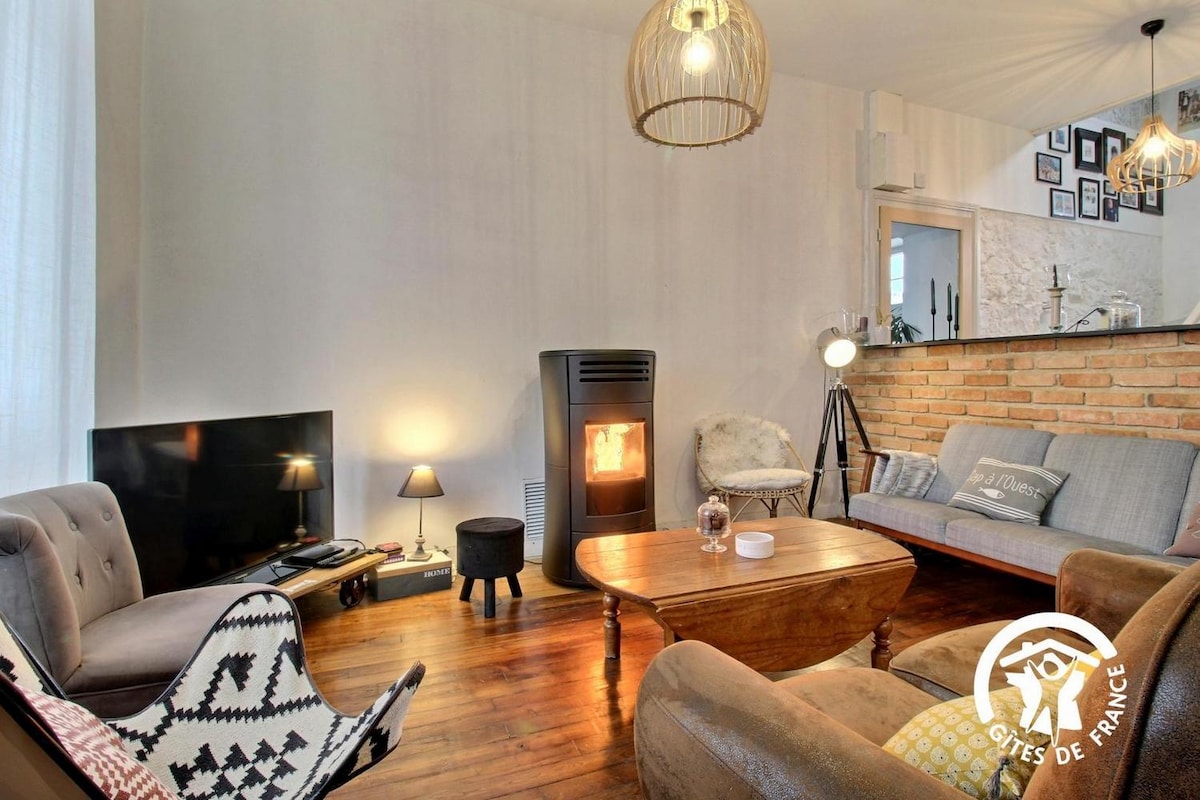 Successful Airbnb property: Family home with hot tub in Ambon