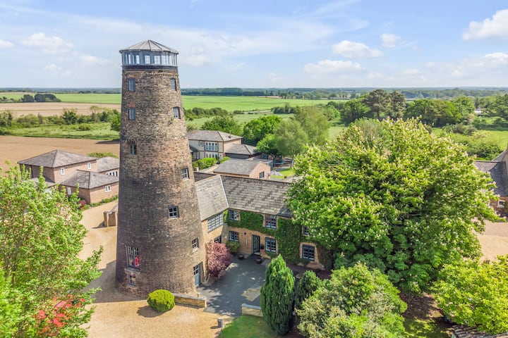 7 Storey Windmill, dog friendly outdoor pool & BBQ