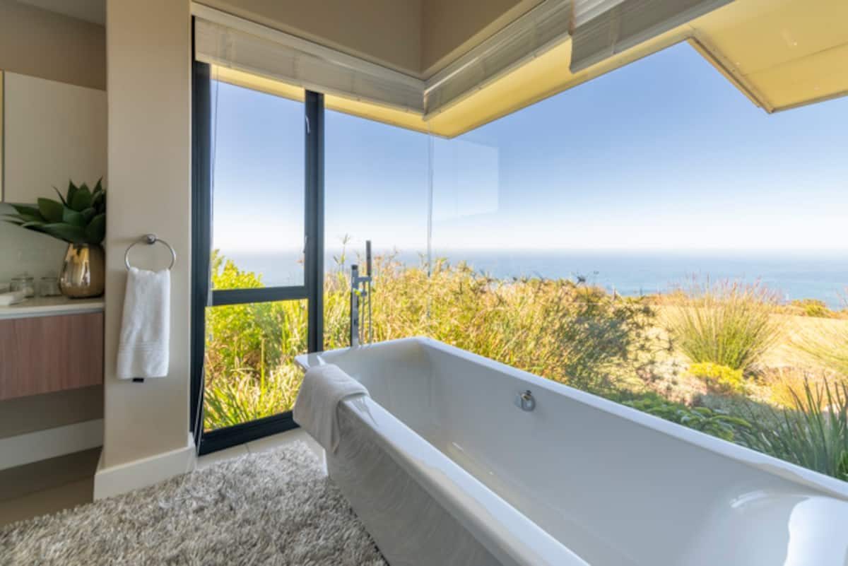 Second bathroom detail