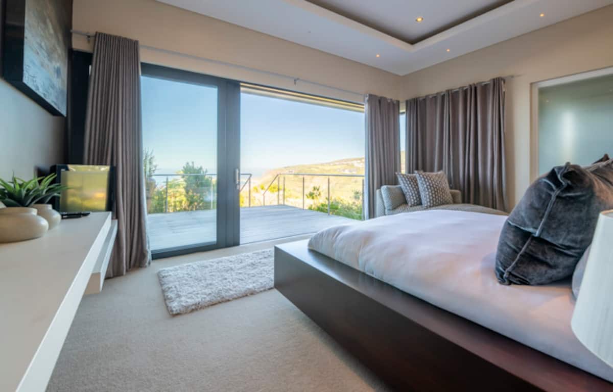 Third bedroom detail