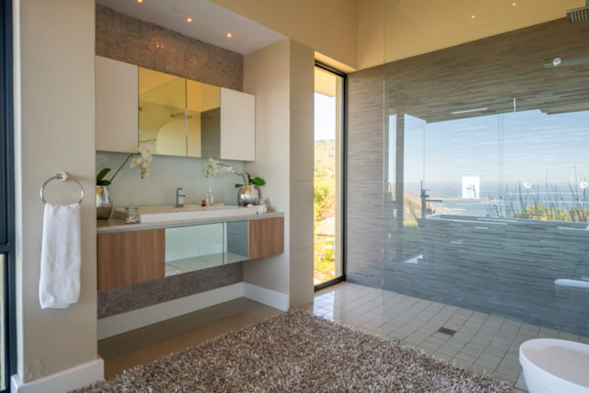 Third bathroom detail