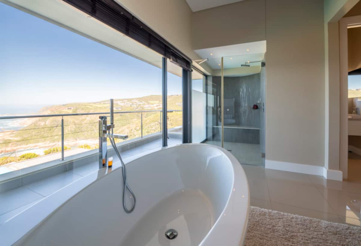 Main bathroom detail