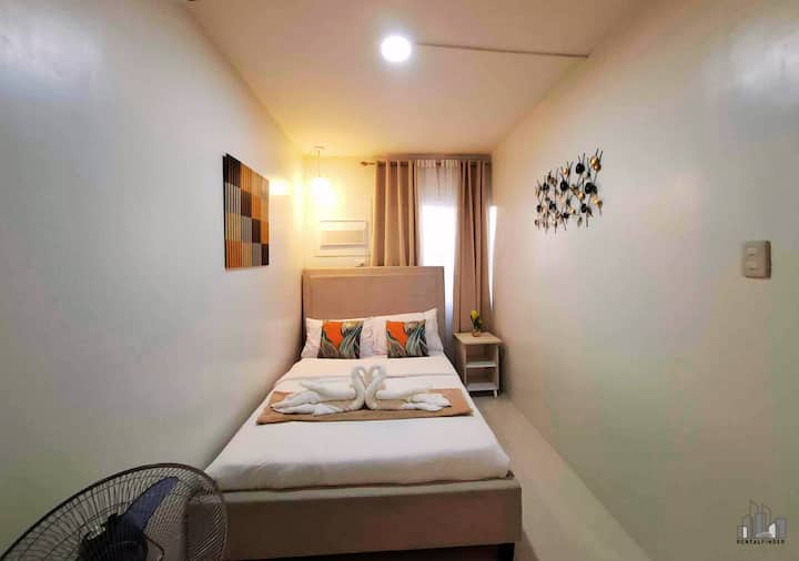 Relax in this elegant, modern condo with a comfortable cozy bed, soft lighting, stylish decor, and fully equipped space in a prime area with top amenities. Perfect for staycations, business trips, or family getaways. Book now for a relaxing retreat!