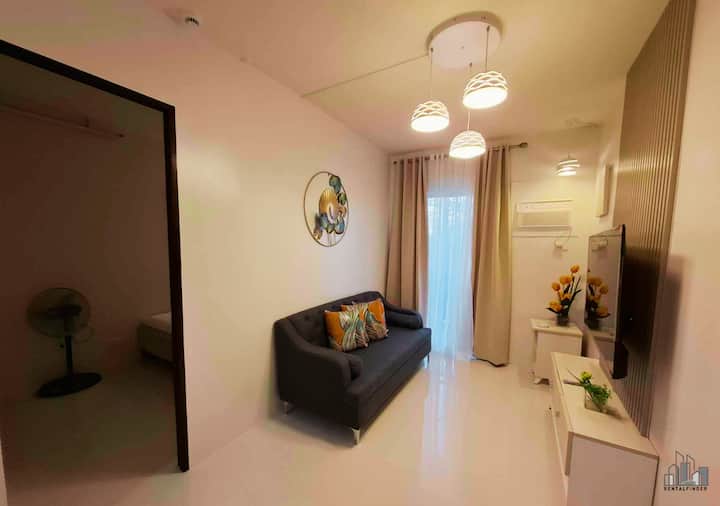 Experience a perfect blend of elegance & comfort in this cozy, modern condo. Designed for relaxation & functionality, it’s ideal for travelers & renters seeking a stylish retreat. Book for a luxurious stay that promises comfort, convenience, & charm!