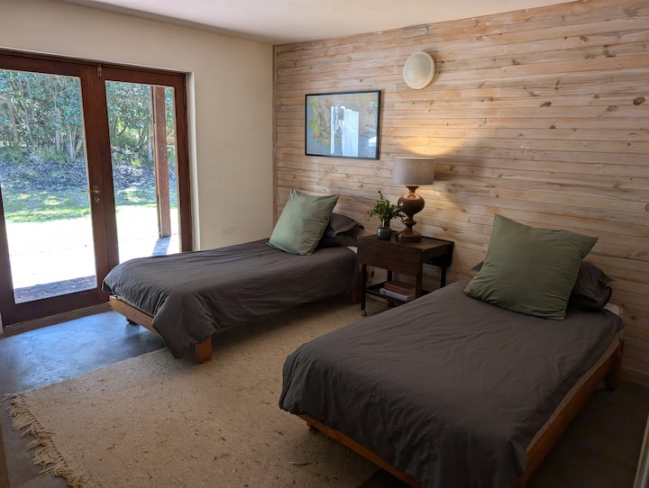 Camera da letto che conduce al giardino. Situato nell'unità abitativa separata al piano di sotto.
Due letti singoli con biancheria da letto in cotone.