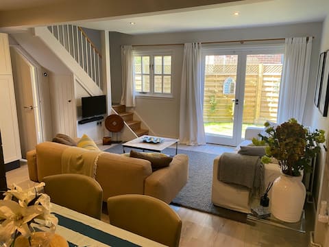 Top performing Airbnb: Cosy family holiday home with garden & parking in Canterbury